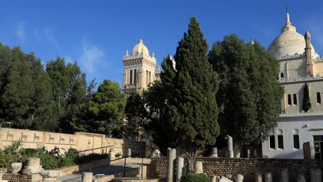 Sunny-day-at-the-ancient-Roman-ruins-in-Carthage,-Tunisia,-with-clear-blue-sky