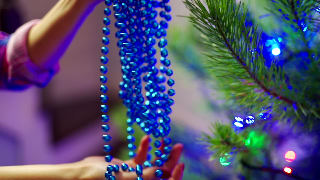 Kadın elleri noel ağacını süslüyor