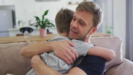 Hombre-Caucásico-Pasando-Tiempo-Con-Su-Hijo-Juntos