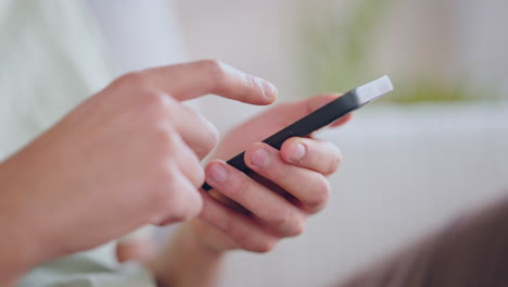 hombre con teléfono en las redes sociales buscando
