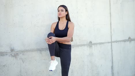 mujer estirándose al aire libre