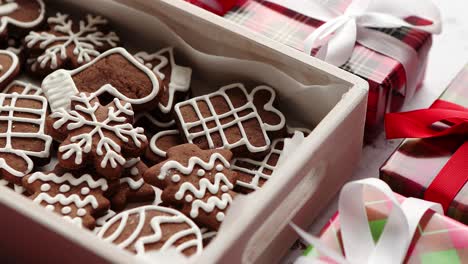 deliciosas galletas de jengibre frescas decoradas con navidad colocadas en una caja de madera