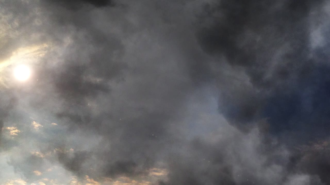 4k 관점, 어두운 구름과 스트롬 사이에서 대기 광선이 타오른다