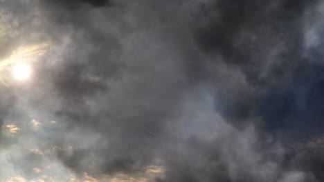 Aus-Der-4K-Perspektive-Flammen-Atmosphärische-Strahlen-Zwischen-Den-Dunklen-Wolken-Und-Strömen-Auf