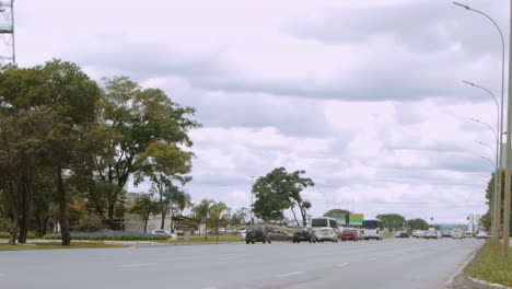 Tráfico-Diario-En-Una-Gran-Avenida-En-Brasilia-Día-Gris-Nublado-Con-árboles