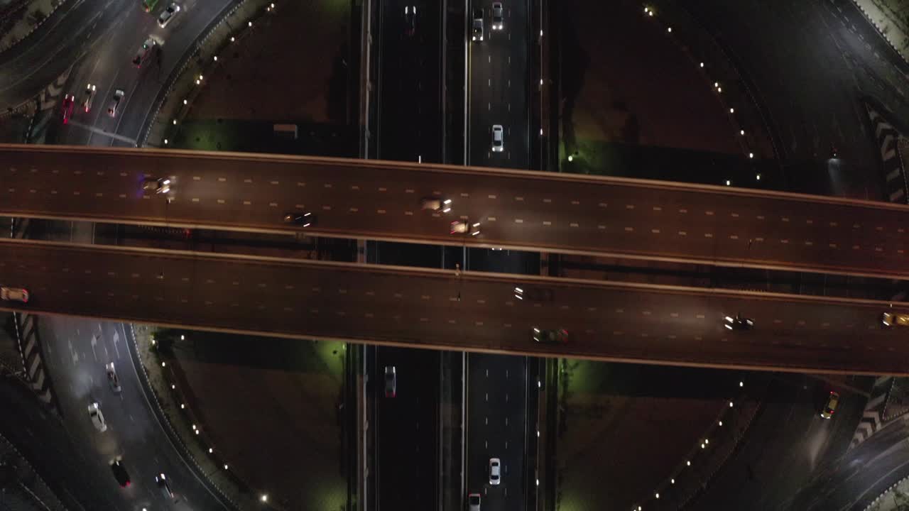 tráfico en círculo por la noche