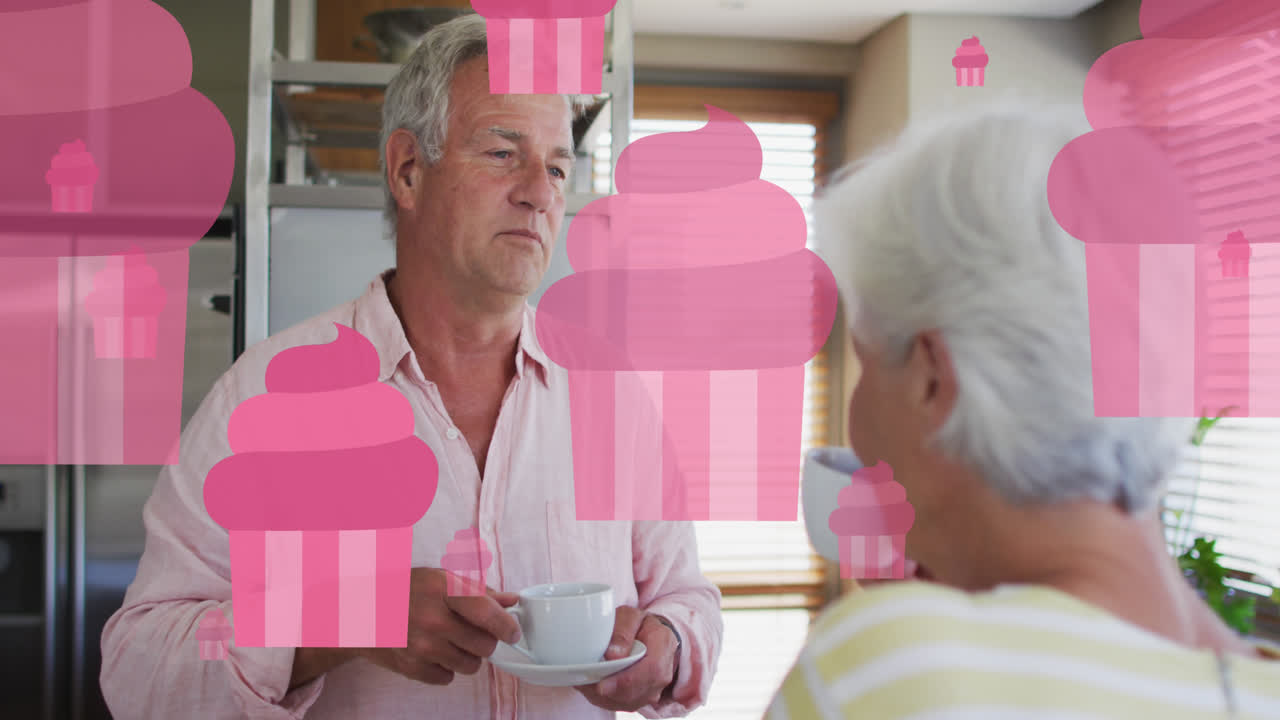Animazione di cupcake rosa sopra una felice coppia anziana caucasica che parla e beve tè