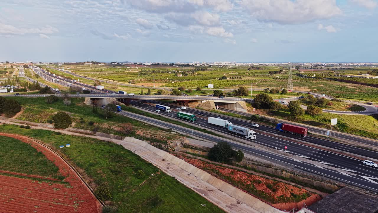 Vista aerea di autostrada trafficata con camion e auto in un paesaggio rurale