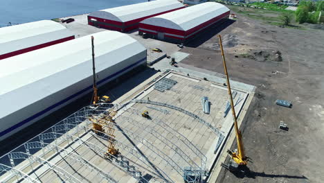 una toma aérea suave de una construcción rodeada de árboles que tienen lugar cerca del mar