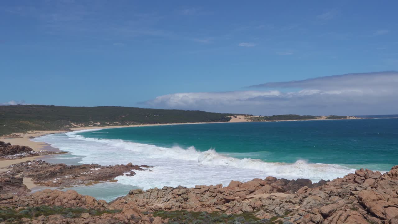 마거릿 강 (margaret river) 의 놀라운 바위가 있는 해안은 바위 형성에 맞서 깨한 물이 터키즈색이다.