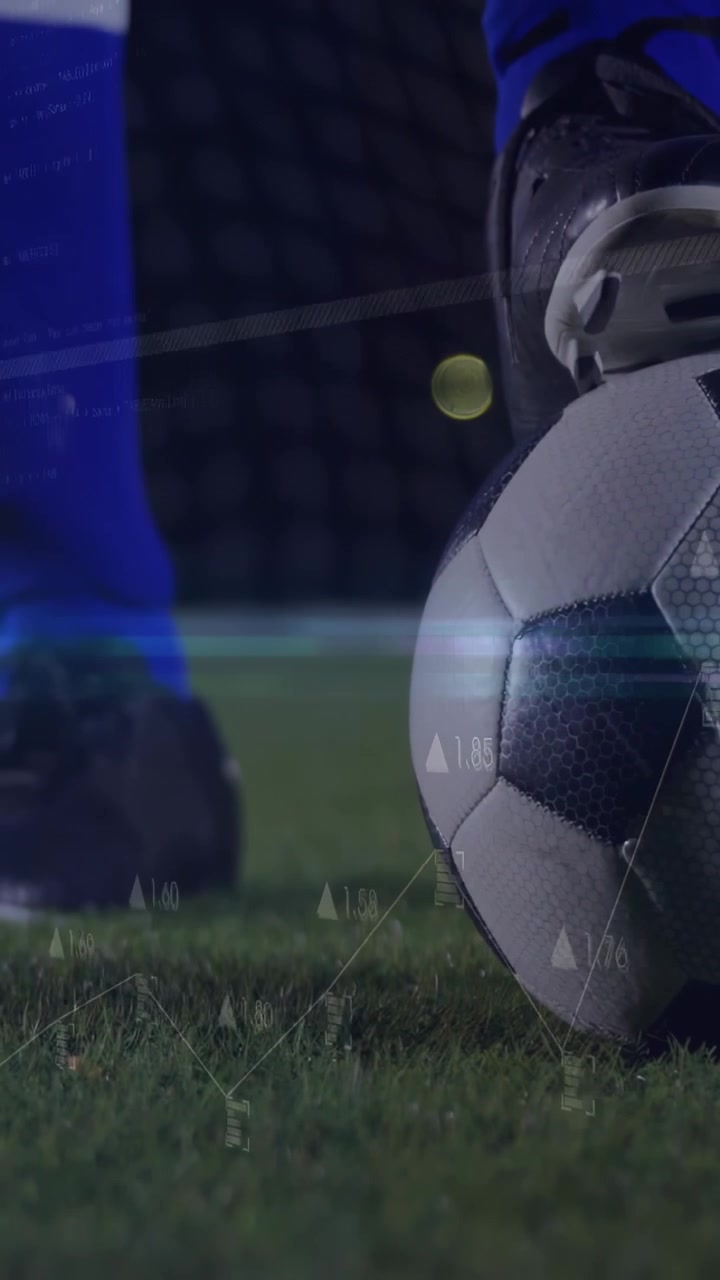 Video vertical: Jugador de fútbol golpeando el balón con el taco, enviando el balón hacia la portería con líneas de gráfico.