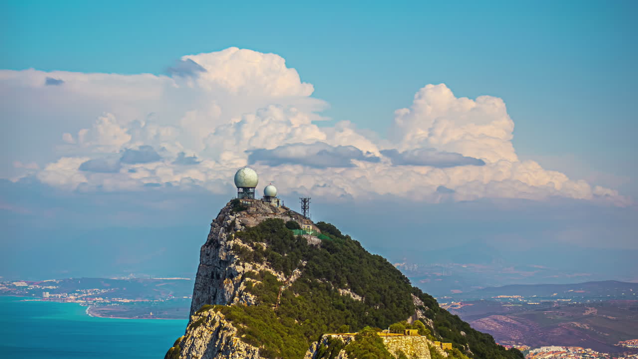 nubes en movimiento lapso de tiempo, unidad meteorológica paisaje verde gibraltar, con vistas al mar azul