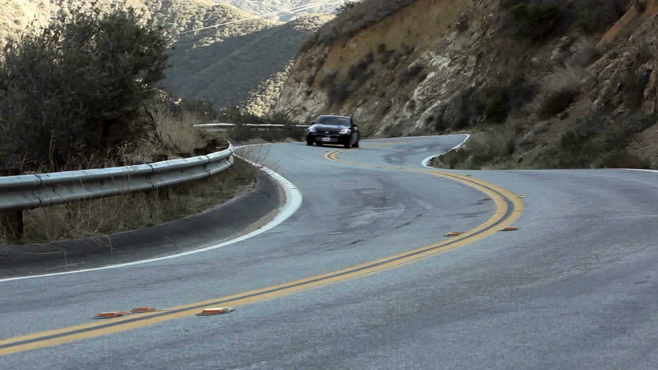 motos y coches en la sinuosa carretera de montaña 4