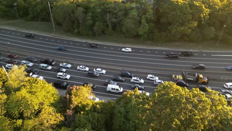 Eine-Luftaufnahme-Des-Südlichen-State-Parkway-Auf-Long-Island,-Ny-Nach-Sonnenaufgang