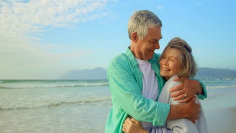 pareja caucásica senior activa abrazándose en la playa 4k
