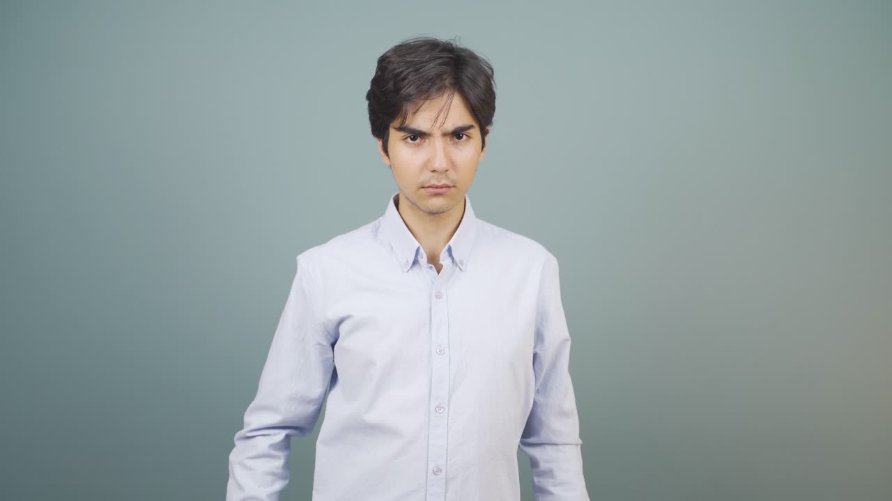 카메라에 화를 내는 남자.