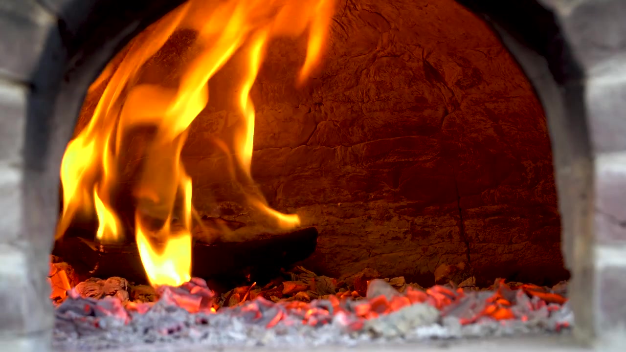 Puulämmitteisen pizzauunin lämmitys