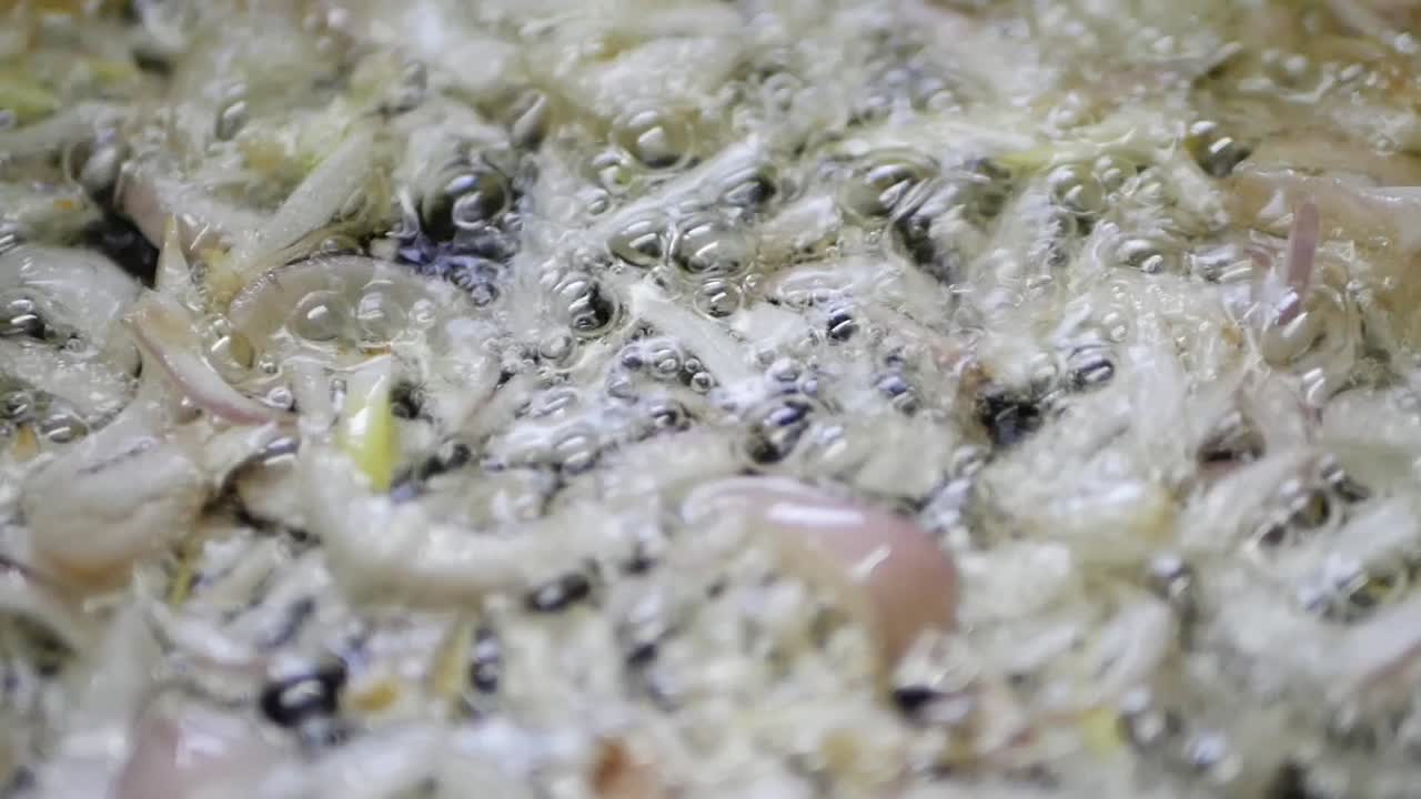 식물성 기름 에 양파 를  ⁇ 는 판 에 넣는 것