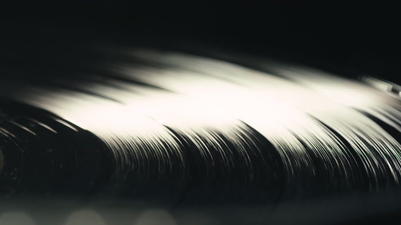 Abstrakt nærbillede af en vinylplade, der afspilles på en pladespiller
