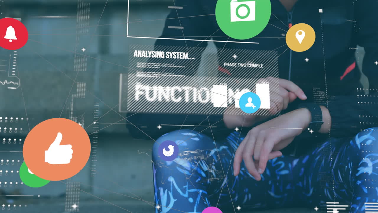 de iconos de conexiones web y procesamiento de datos contra mujeres que usan relojes inteligentes