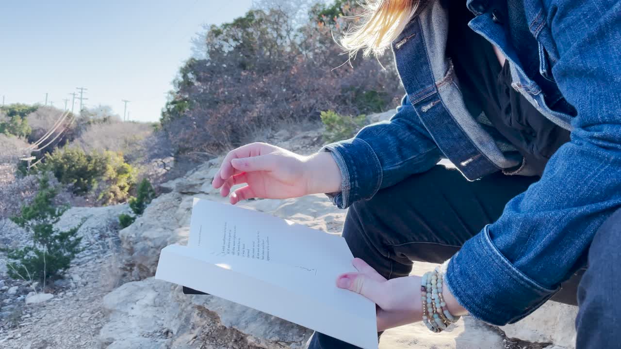 девушка читает книгу на природе