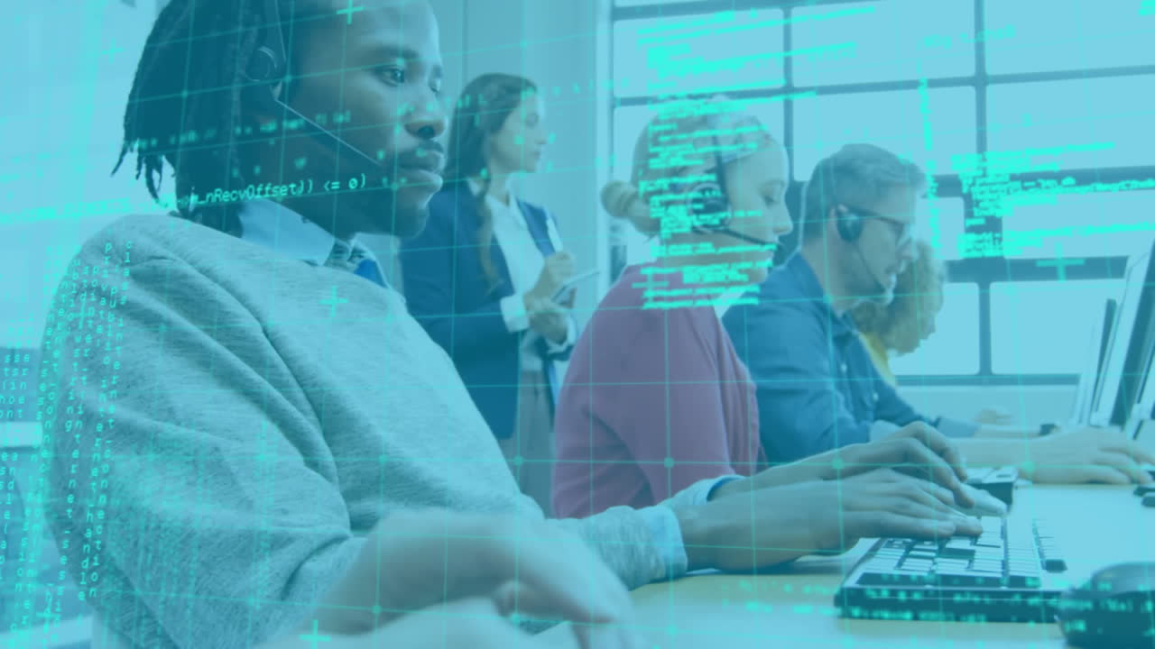 lavoratori di call center multietnici animati con la tecnologia in un ufficio basato sui dati.