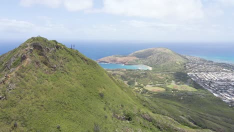 cordillera en una isla tropical con agua de mar en el fondo y una península