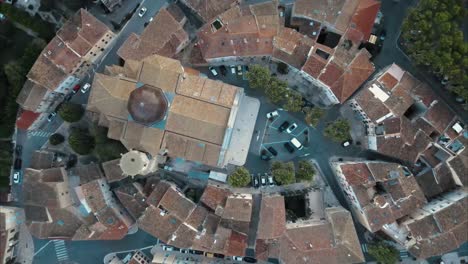 Overhead-descending-shot-above-the-église-notre-dame-de-l'assomption-de-lambesc