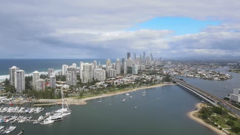 edificios altos de la playa principal con el puente sundale - ciudad de southport junto al mar de coral en la costa de oro, australia