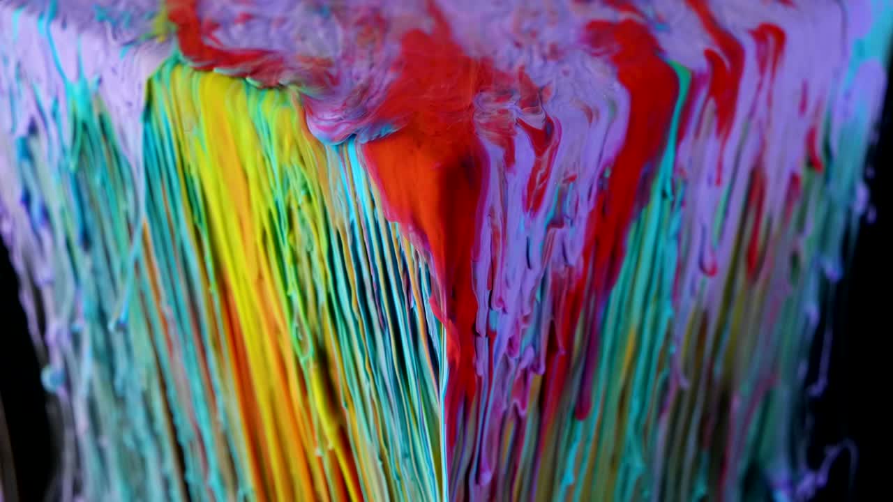 다채로운 잉크 페인트가 물 에 있는 큐브에서 천천히 흘러나옵니다.