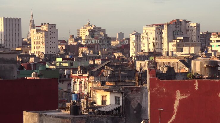 Ottima inquadratura di apertura dell'Avana, Cuba, con edifici fatiscenti e skyline.