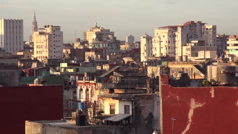 buena toma de establecimiento de la habana cuba con edificios en descomposición y horizonte