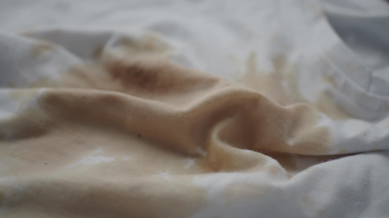 셔츠 에 있는 커피 얼룩