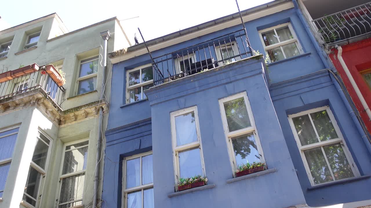 las coloridas casas antiguas de la ciudad de estambul