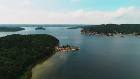 Vista-Aérea-Del-Paisaje-Del-Archipiélago-Del-Lago-Con-Barco,-Suecia