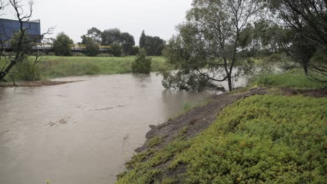 Bach-Am-Rande-Der-Überschwemmung-Mit-Schnellem-Wasserstrom,-Der-Stromabwärts-Fließt