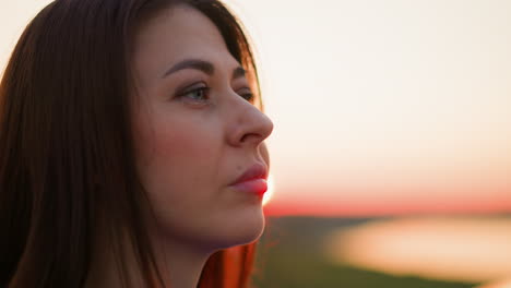 mujer con pensamientos negativos contra el anochecer sol primer plano mujer hermosa trata con sentimientos duros