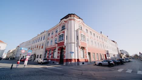 una plaza de mercado en el famoso casco antiguo de krems an der donau en austria