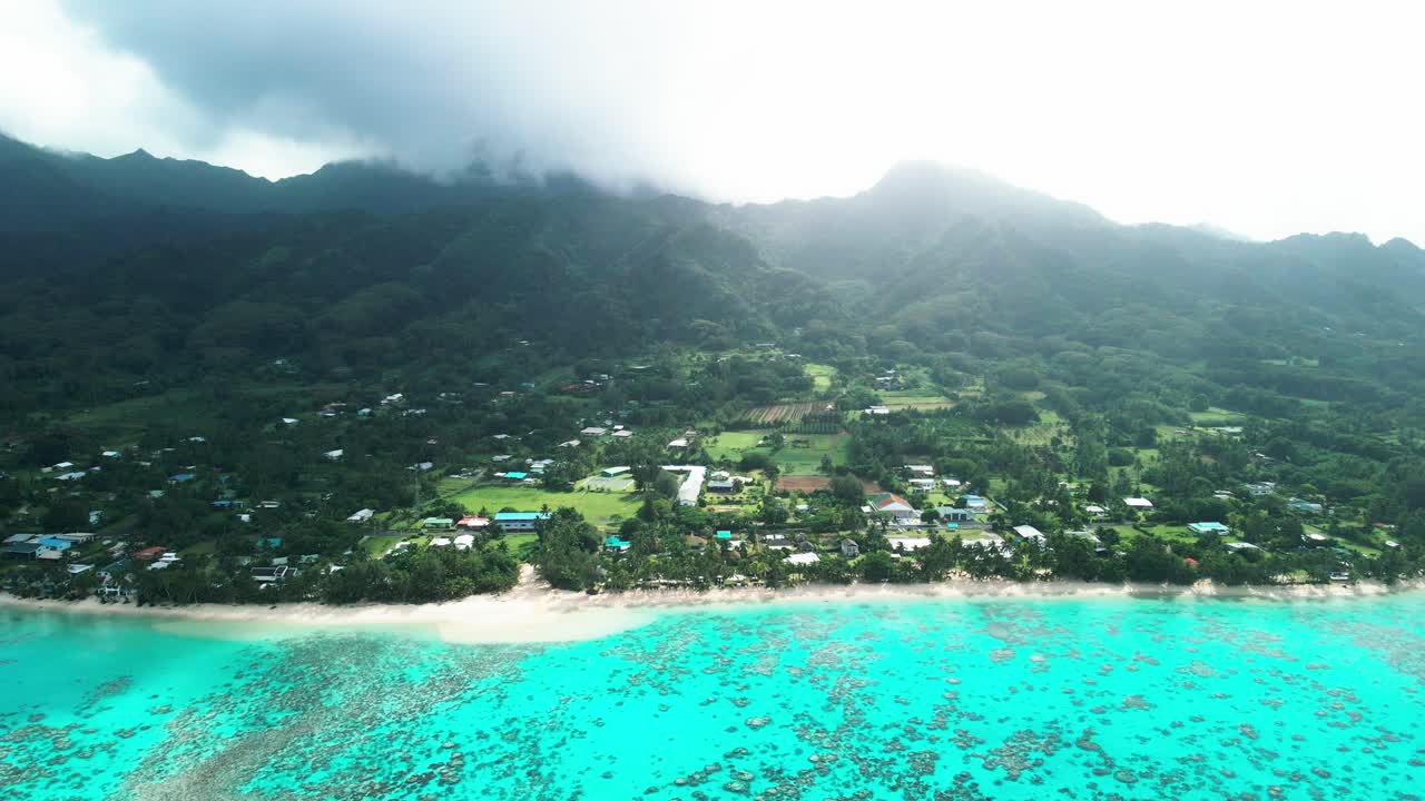 라로톤가 해안선을 따라 드론 비행으로 피나클 산을 바라보고 있습니다.