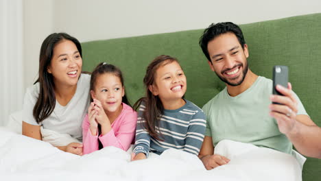 Madre,-Padre-E-Hijos-Saludan-En-Una-Videollamada