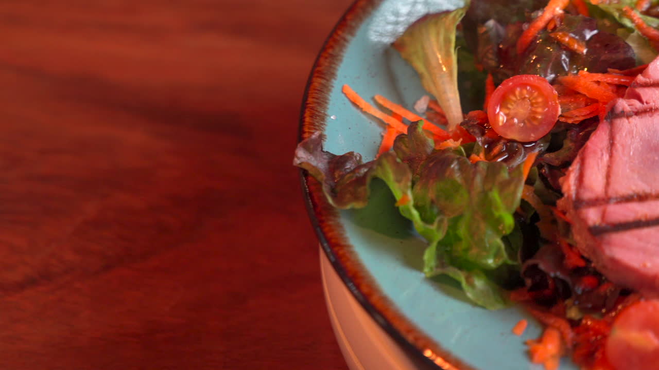 salmón ahumado ensalada a la parrilla vista superior deslizador panorámico mariscos gourmet mexicanos