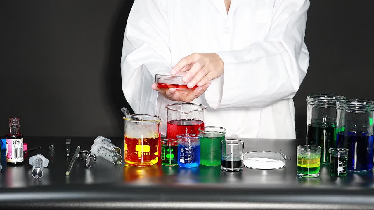 experimento científico con líquidos de colores