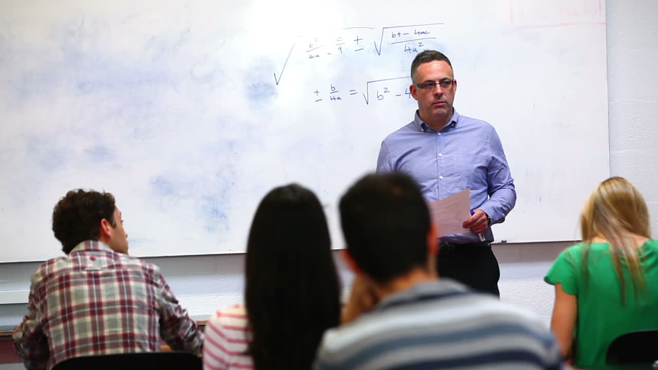 el profesor lleva al estudiante a presentar su trabajo.