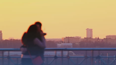 Joven-Pareja-Besándose-Al-Atardecer