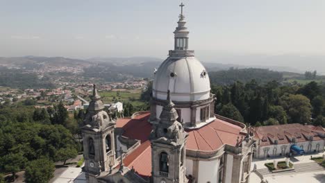 cúpula del santuario de nuestra señora de sameiro en braga y paisaje de fondo, portugal