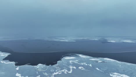 vue panoramique d'un grand lac