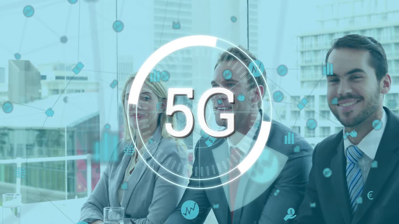 5g testo su rete di connessioni icone contro gli uomini d'affari che stringono la mano in ufficio