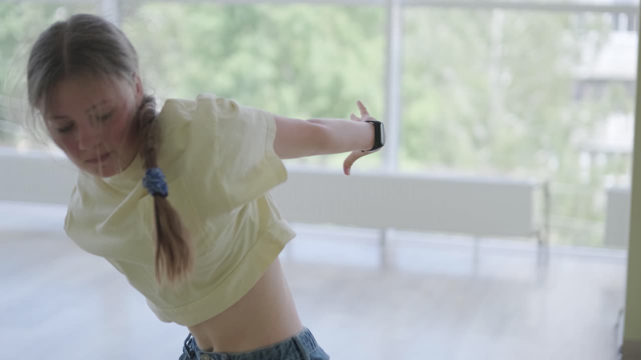 현대적인 스튜디오에서 브레이크 댄스를 하는 어린 소녀