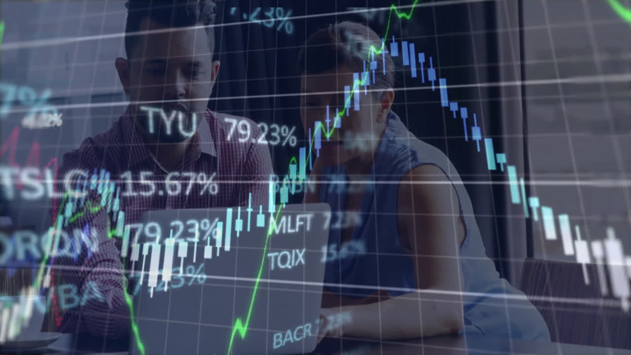 animación del procesamiento de datos financieros sobre diversas personas de negocios en la oficina
