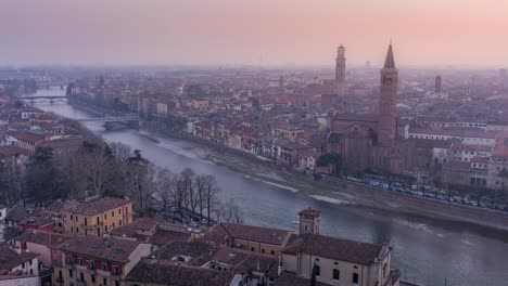 Timelapse-De-Día-A-Noche-Del-Horizonte-Panorámico-De-Verona,-Italia